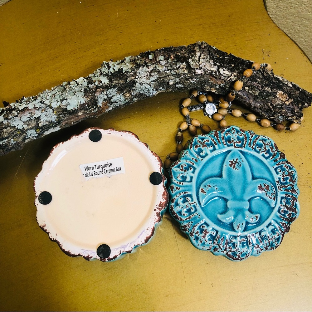 Fluer De Lis Round Turquoise Box